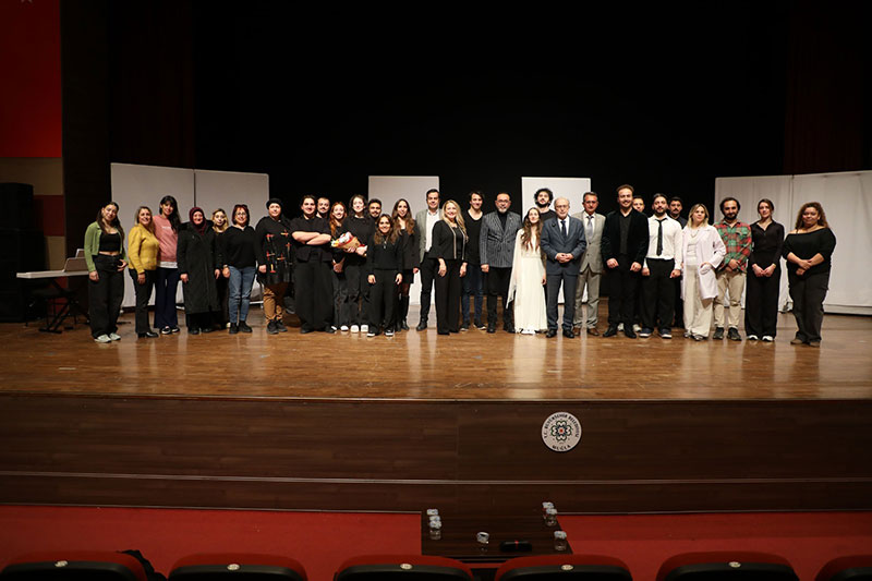 Umut adlı tiyatro oyunu izleyicilerle buluştu 3