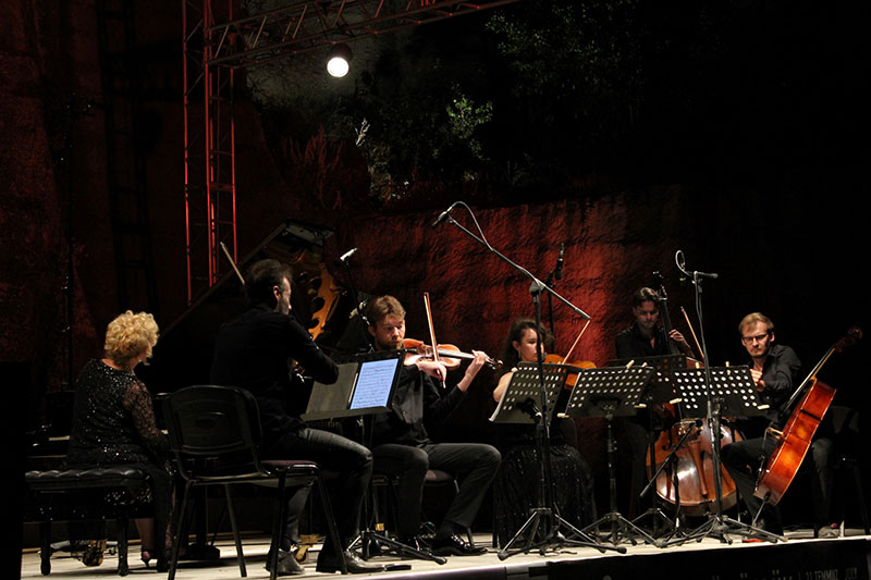 Piyanist Gülsin Onay, Athenaeum String Quartet ve Daniil Margulis’in Antik Taş Ocağı’nda verdiği konser 2023