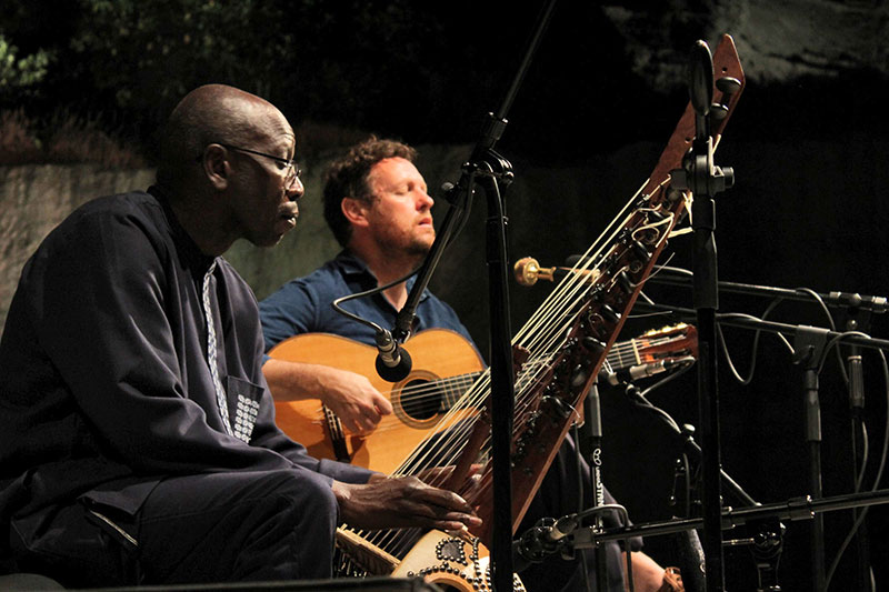 Güney Afrikalı gitarist Derek Gripper ve Malili kora sanatçısı Ballake Sissoko