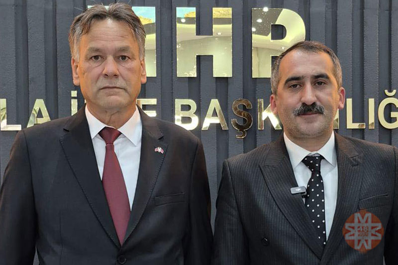 Yldıray Ege (Solda), Emrah Oltulu (Sağda)