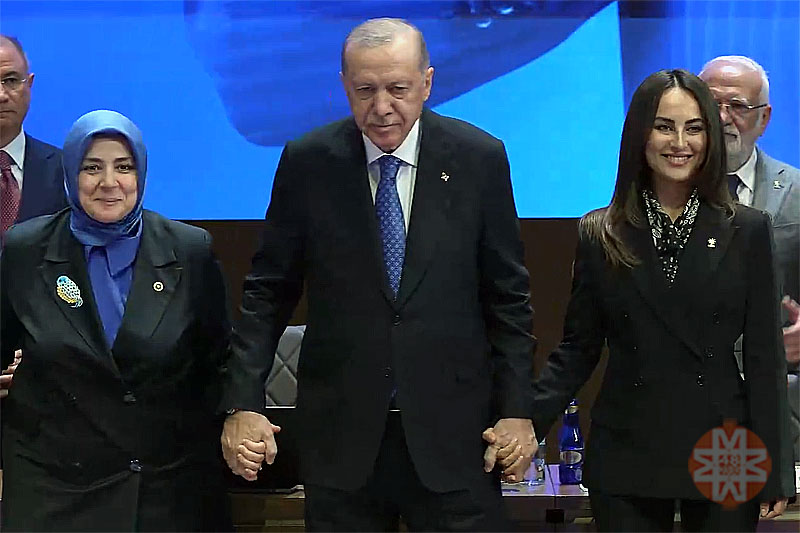 Asuman Gülsoy (Sağ başta) AK Parti katılım töreni, 20 Ekim 2026